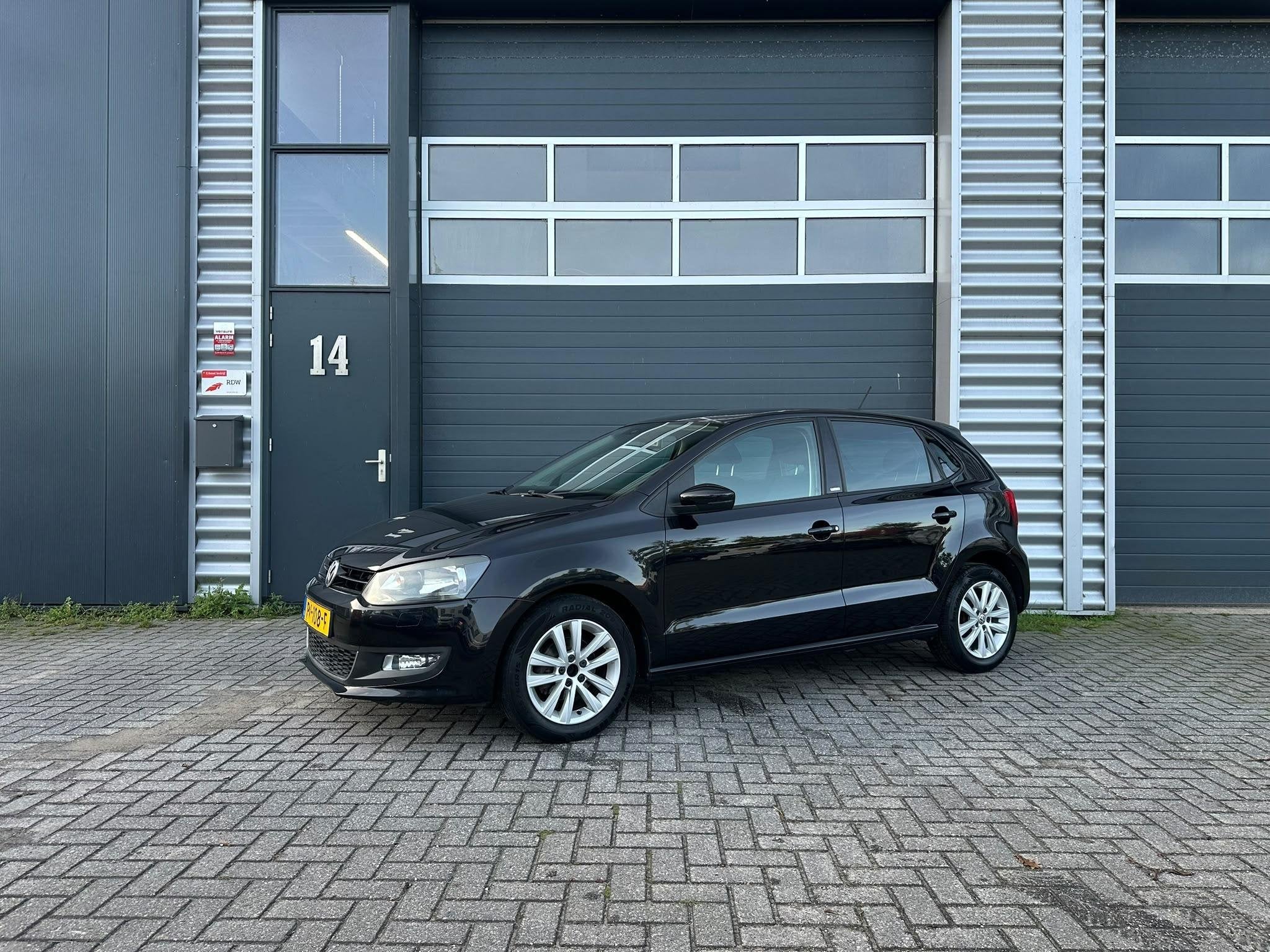 Volkswagen Polo 1.2-12V Trendline NIEUWE-DISTRIBUTIE-BLUETOO, Voorwielaandrijving, Euro 5, 1198 cc, Zwart