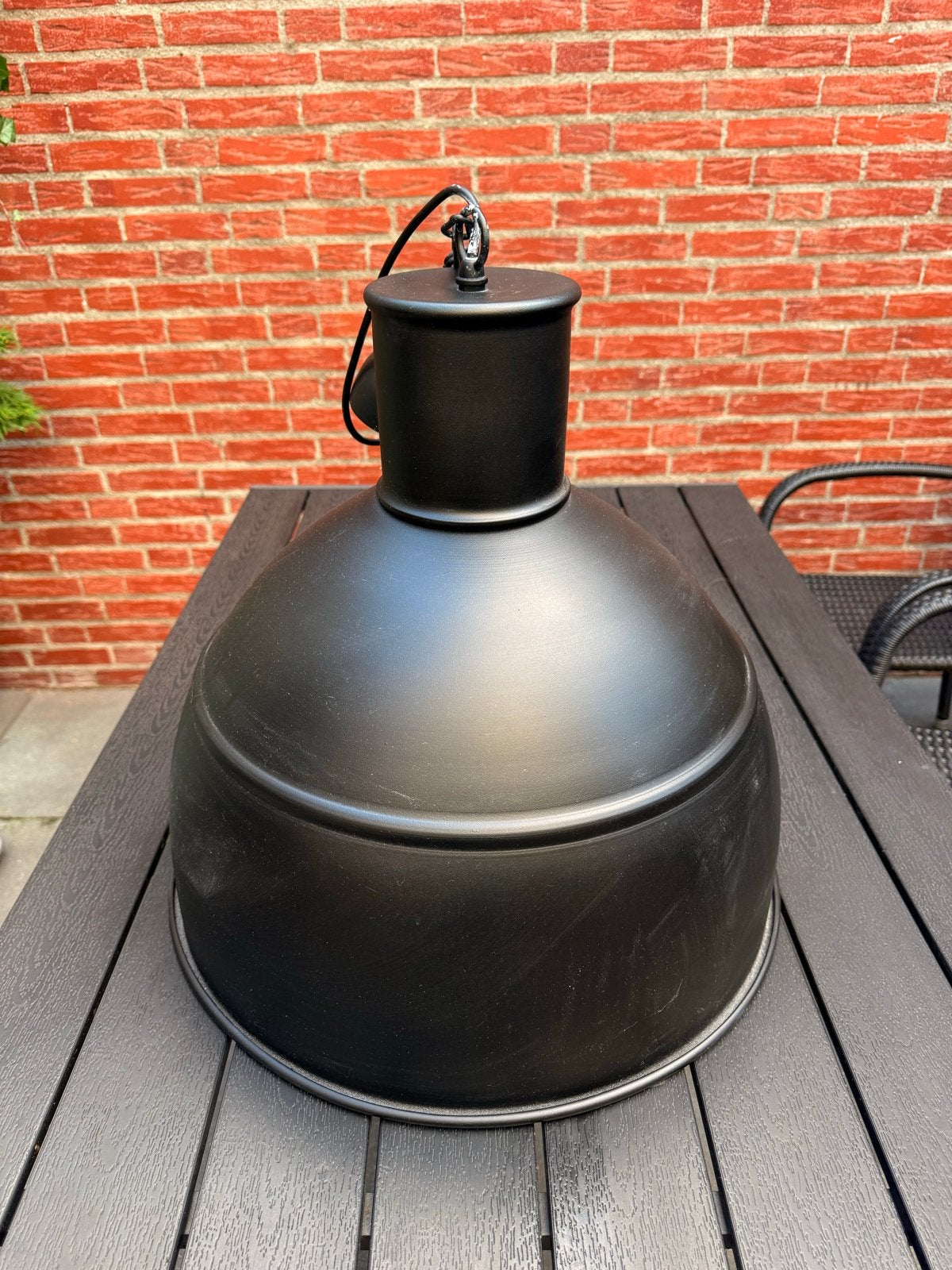 Te koop een nette zwarte hanglamp met mat gouden binnenzijde, Ophalen, Gebruikt, Metaal, E27 (groot)