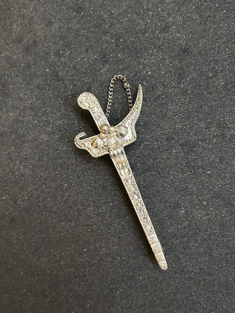 Zilveren broche/dasspeld in de vorm van een Indonesische kri, 4 tot 7 cm, Gebruikt, Ophalen of Verzenden, Zilver