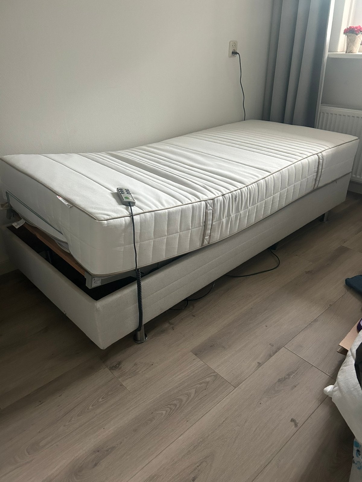 Elektrisch verstelbaar 1- persoons Ikea bed€100, Ophalen, Verstelbaar, 90 cm, Eenpersoons