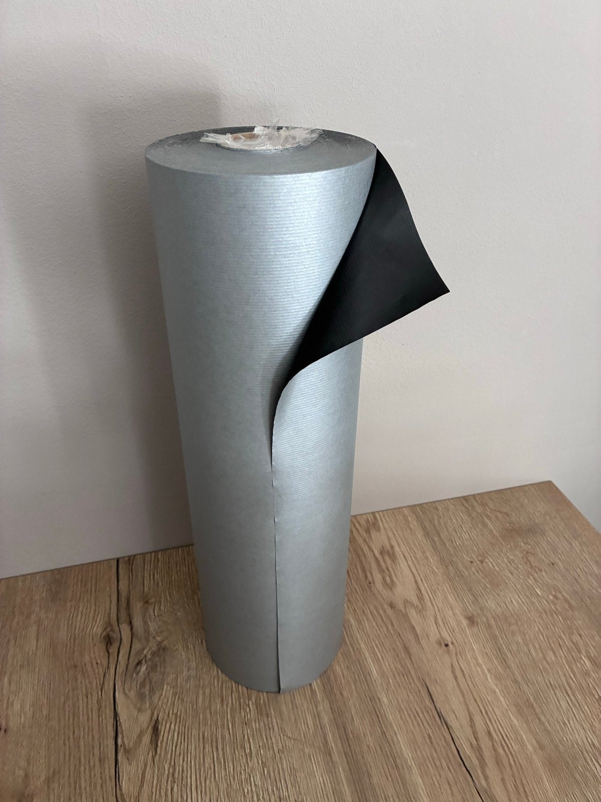 Cadeaurol 50 cm breed tweezijdige kleur zilver grijs/zwart, Diversen, Cadeaupapier, Ophalen of Verzenden, Zo goed als nieuw