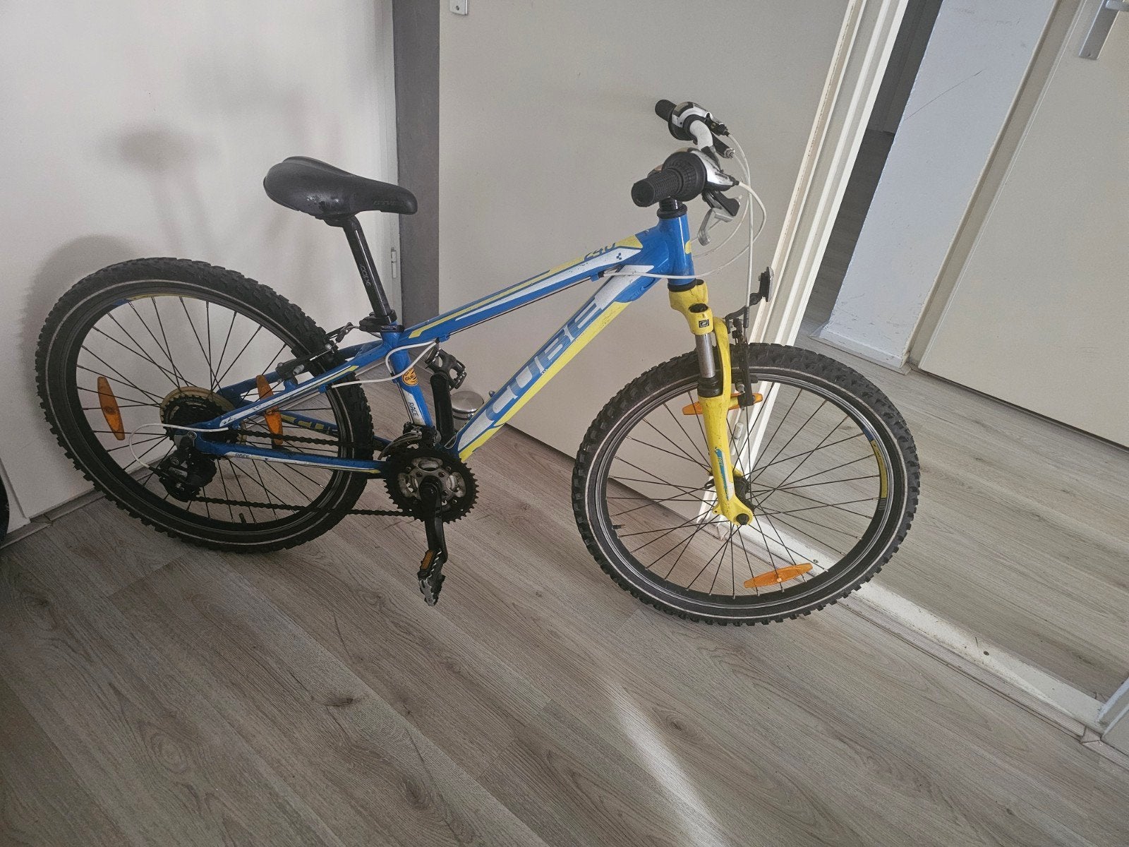 Cube Race 240 kinderfiets, blauw/geel, 24 inch, Fietsen en Brommers, Fietsen | Mountainbikes en ATB, Gebruikt, Velgrem, Ophalen