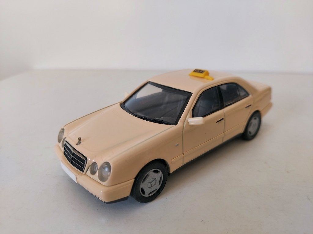 Mercedes-Benz E 220 W210 Taxi Herpa Metal MB Dealeruitgave, Hobby en Vrije tijd, Ophalen of Verzenden, Zo goed als nieuw, Auto