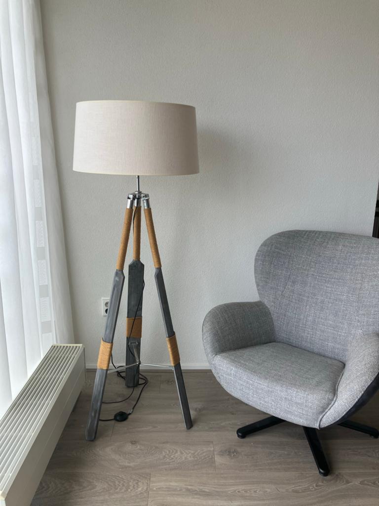 Moderne Vloerlamp met Houten Statief en Stoffen Kap, Ophalen of Verzenden, Zo goed als nieuw, Hout, 150 tot 200 cm