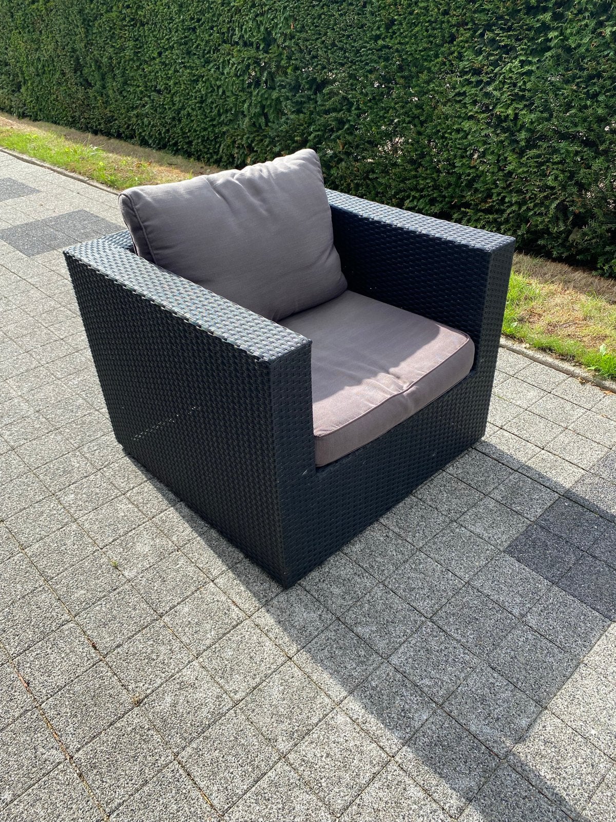 Twee Wicker tuinstoelen met kussens