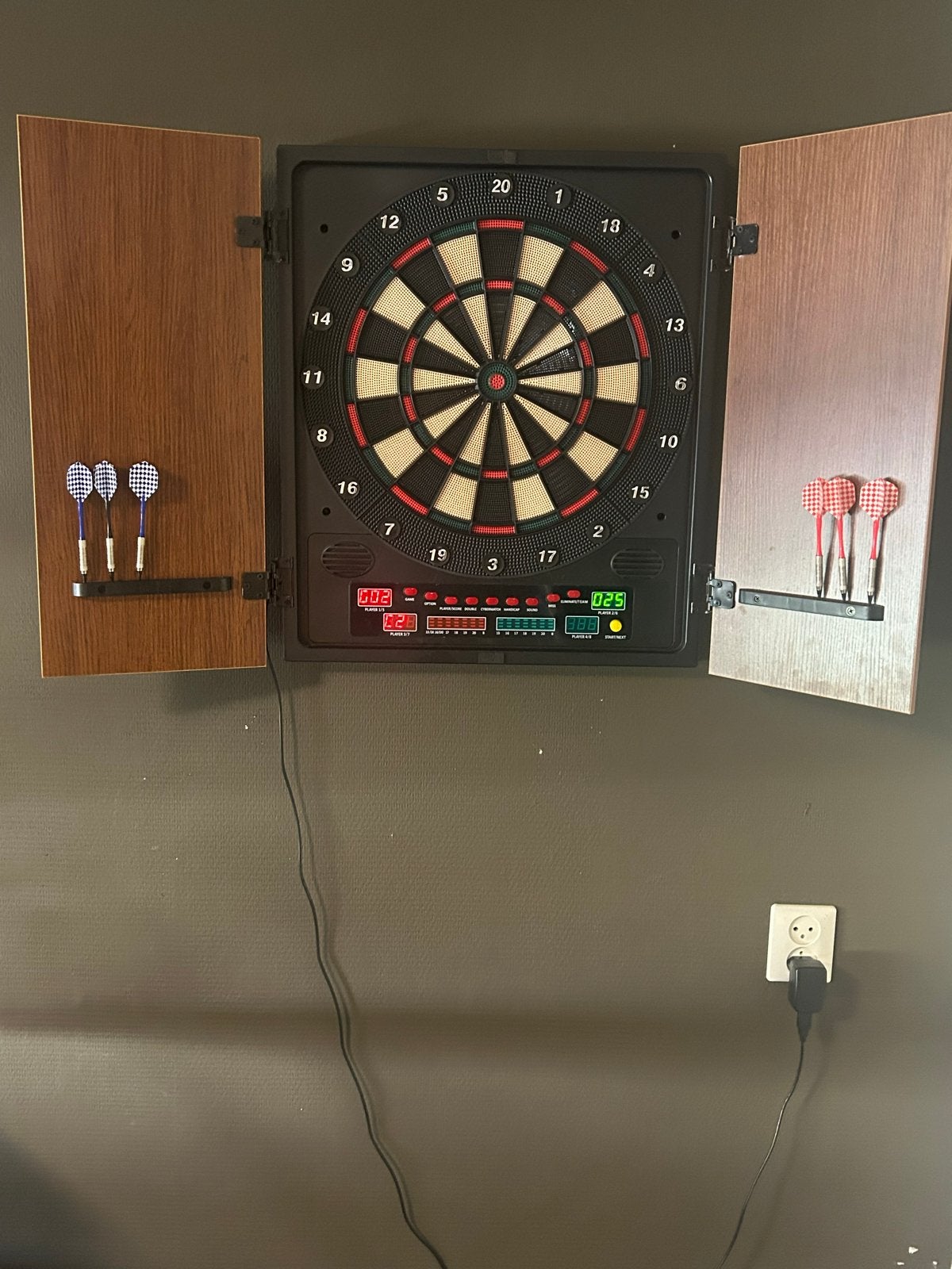 Elektronisch dartbord met kast en soft-tip pijlen, Sport en Fitness, Darts, Ophalen, Zo goed als nieuw, Dartbord met pijlen, Elektronisch