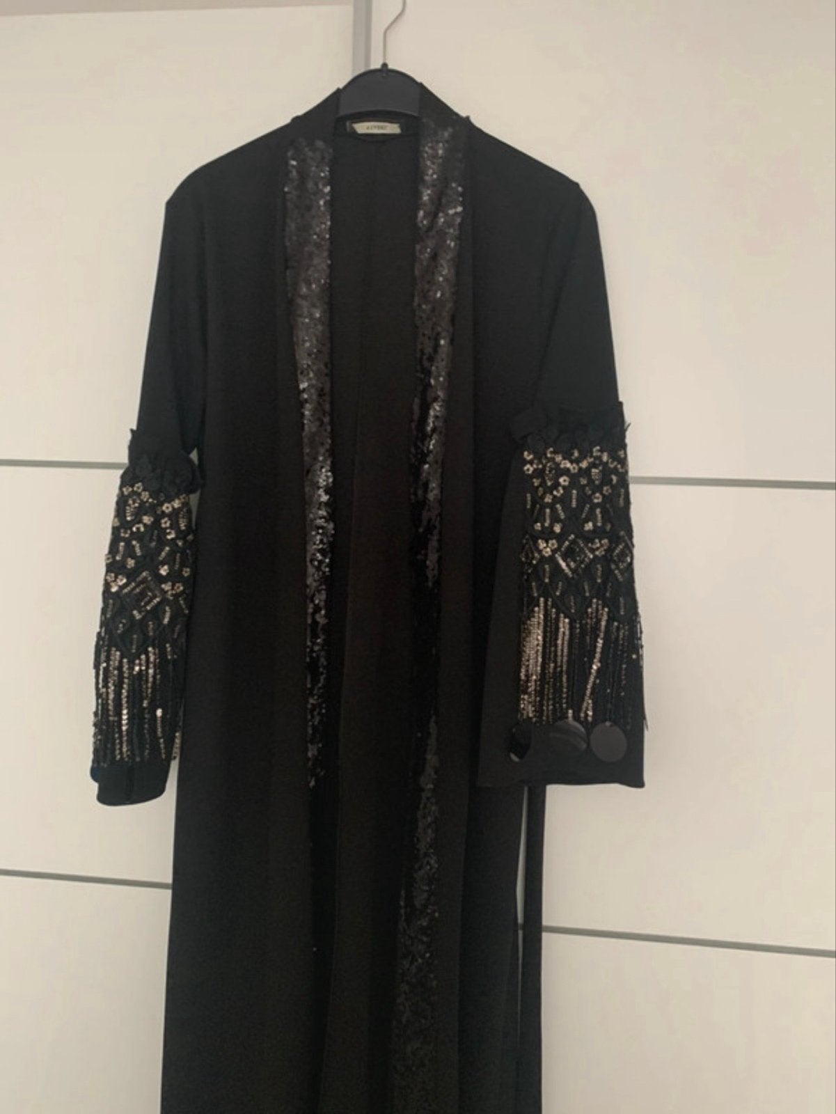 Zwarte abaya met pailletten mouwen en revers - Maat 42, Kleding | Dames, Ophalen of Verzenden, Zo goed als nieuw