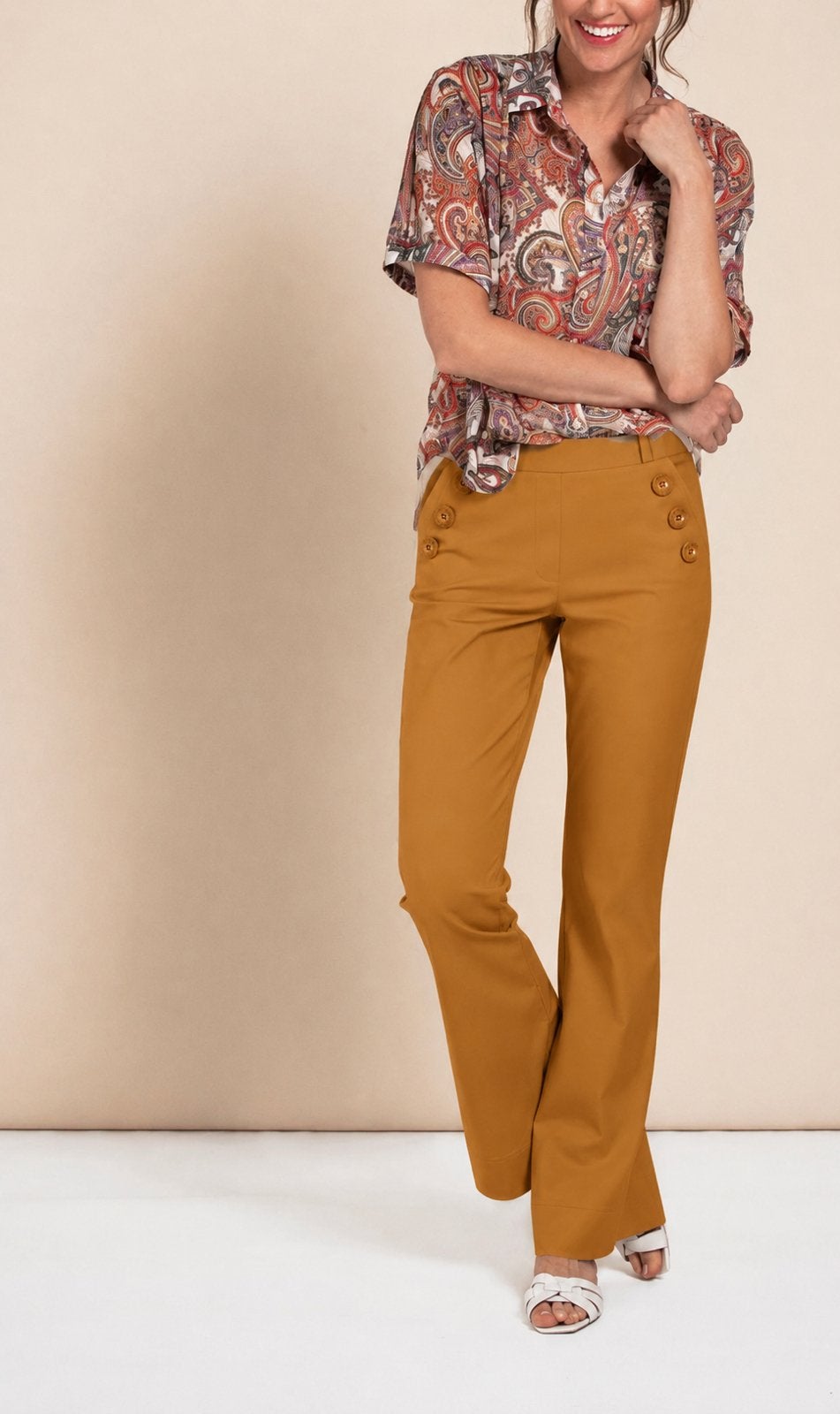 Studio anneloes flair bonded button broek M mustard, Kleding | Dames, Maat 38/40 (M), Overige kleuren, Ophalen of Verzenden, Zo goed als nieuw