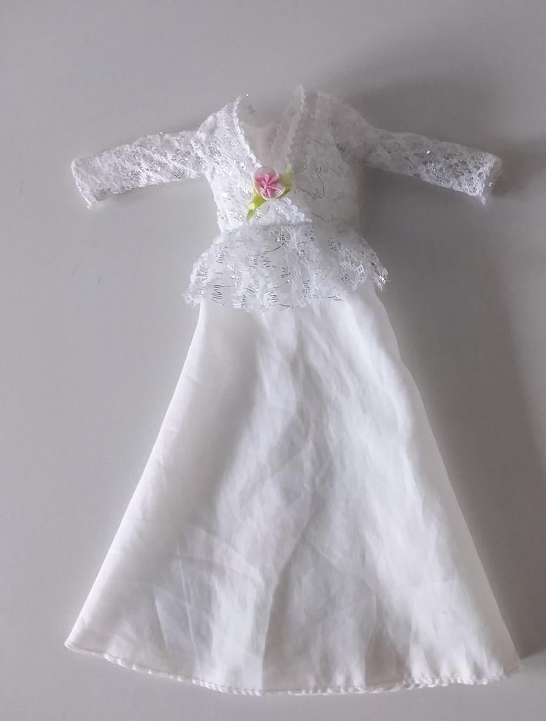 Barbie trouwjurk jaren 60, Verzamelen, Poppen, Gebruikt, Kleertjes, Ophalen of Verzenden