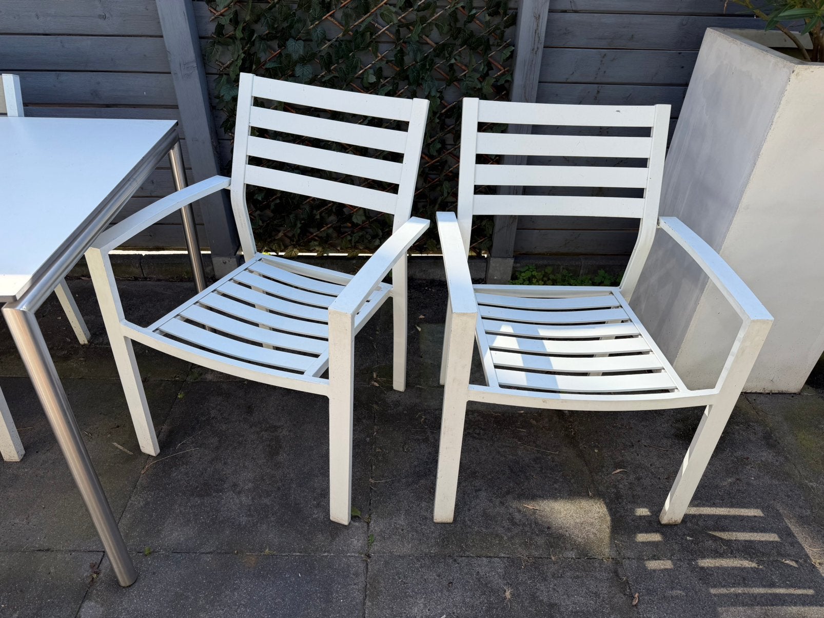 Grote witte tuintafel / eettafel met 4 witte tuinstoelen, Ophalen, Zo goed als nieuw, Aluminium