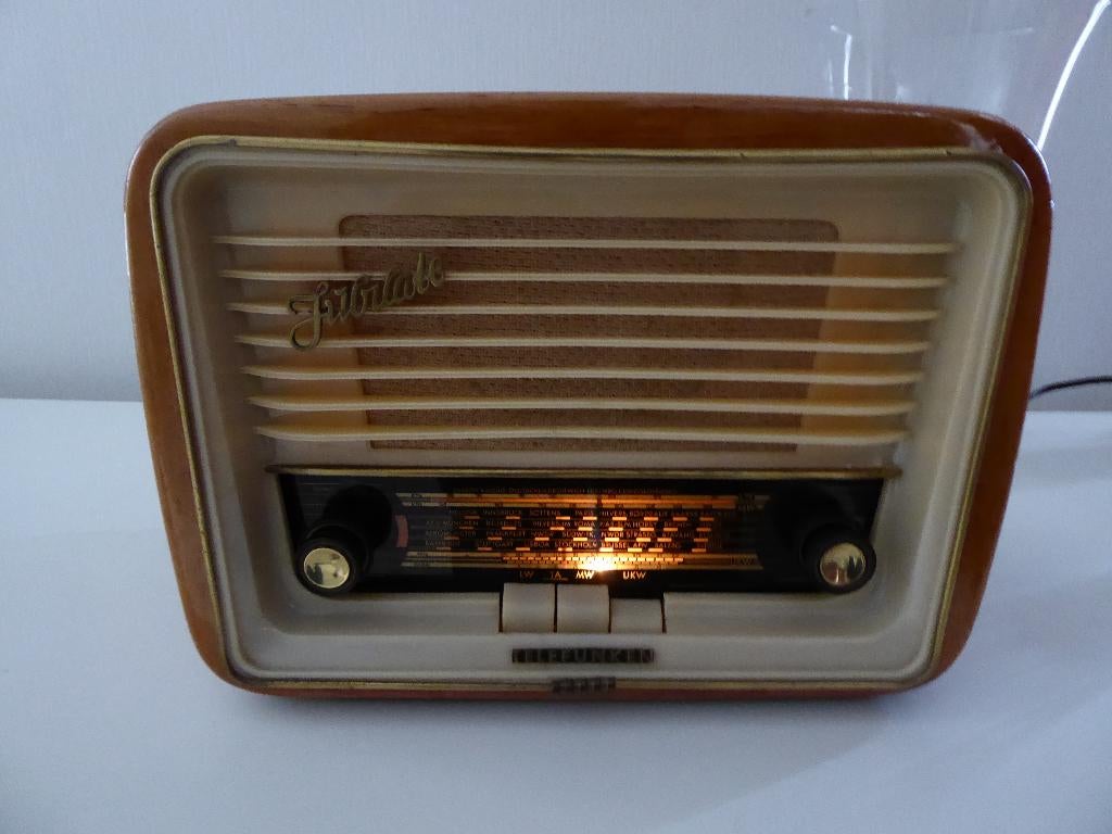 Mooie spelende Telefunken Jubilate 6 Export FM radio., Antiek en Kunst, Antiek | Tv's en Audio, Ophalen of Verzenden
