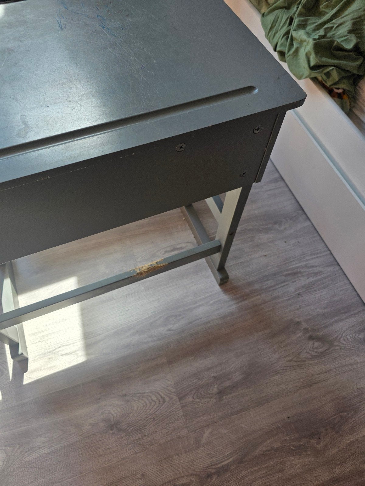 Leuk kinderbureau met lichte beschadiging, Groen, Gebruikt, Hout, Kinderbureau