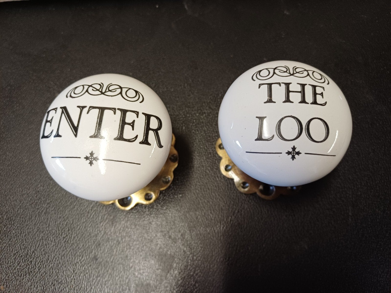 Set van 2 porseleinen deurknoppen 'ENTER THE LOO', Vintage, Ophalen of Verzenden, Zo goed als nieuw, Wit