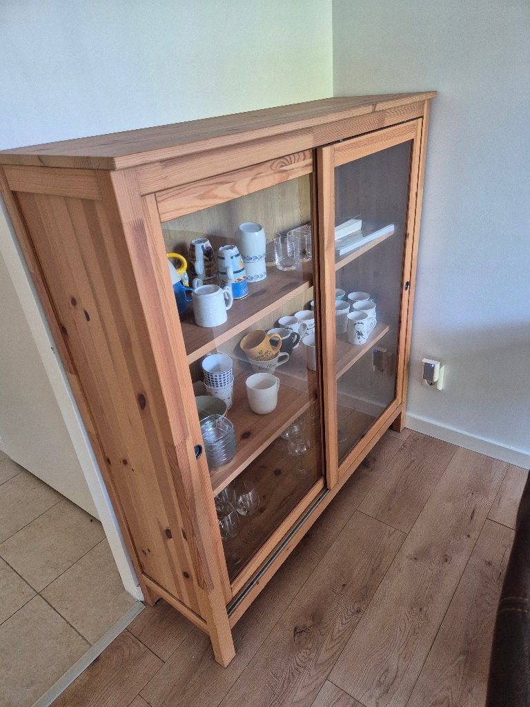 IKEA Hemnes vitrinekast met schuifdeuren, 100 tot 150 cm, 25 tot 50 cm, Gebruikt, Met deur(en)