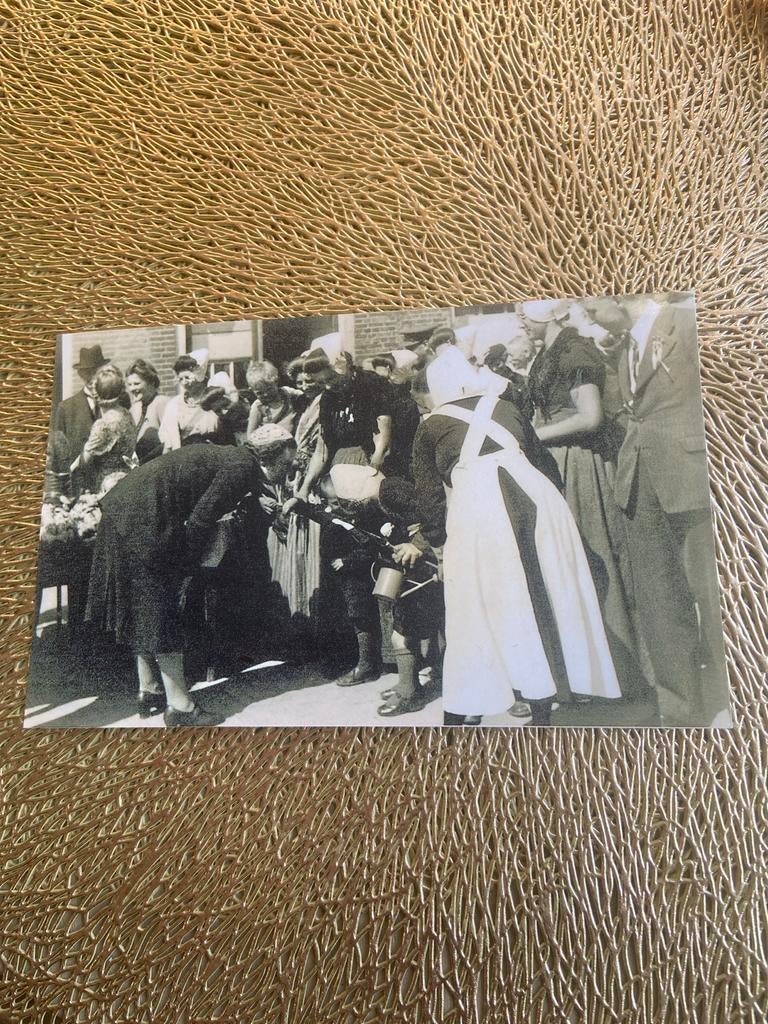 Prinses Juliana deelt speelgoed uit in Westkapelle (1945), Verzamelen, Koninklijk Huis en Royalty, Ophalen of Verzenden, Gebruikt
