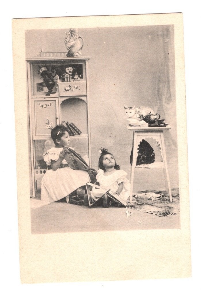 Oude Ansichtkaart Twee Meisjes met Poes Fotokaart ca. 1905, Ophalen of Verzenden, Voor 1920, Ongelopen, Overige thema's