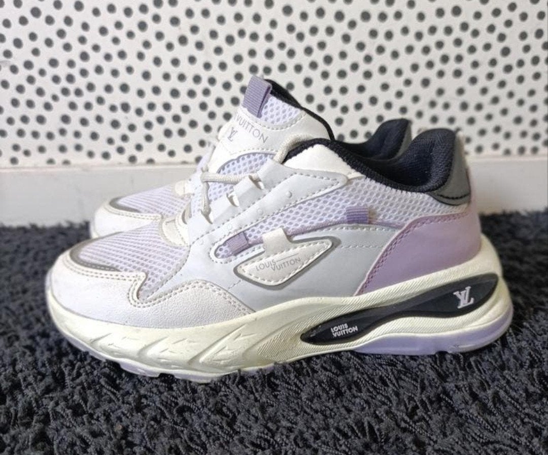 Louis Vuitton Sneakers Wit Lila Maat 39, Ophalen, Wit, Louis Vuitton, Sneakers of Gympen