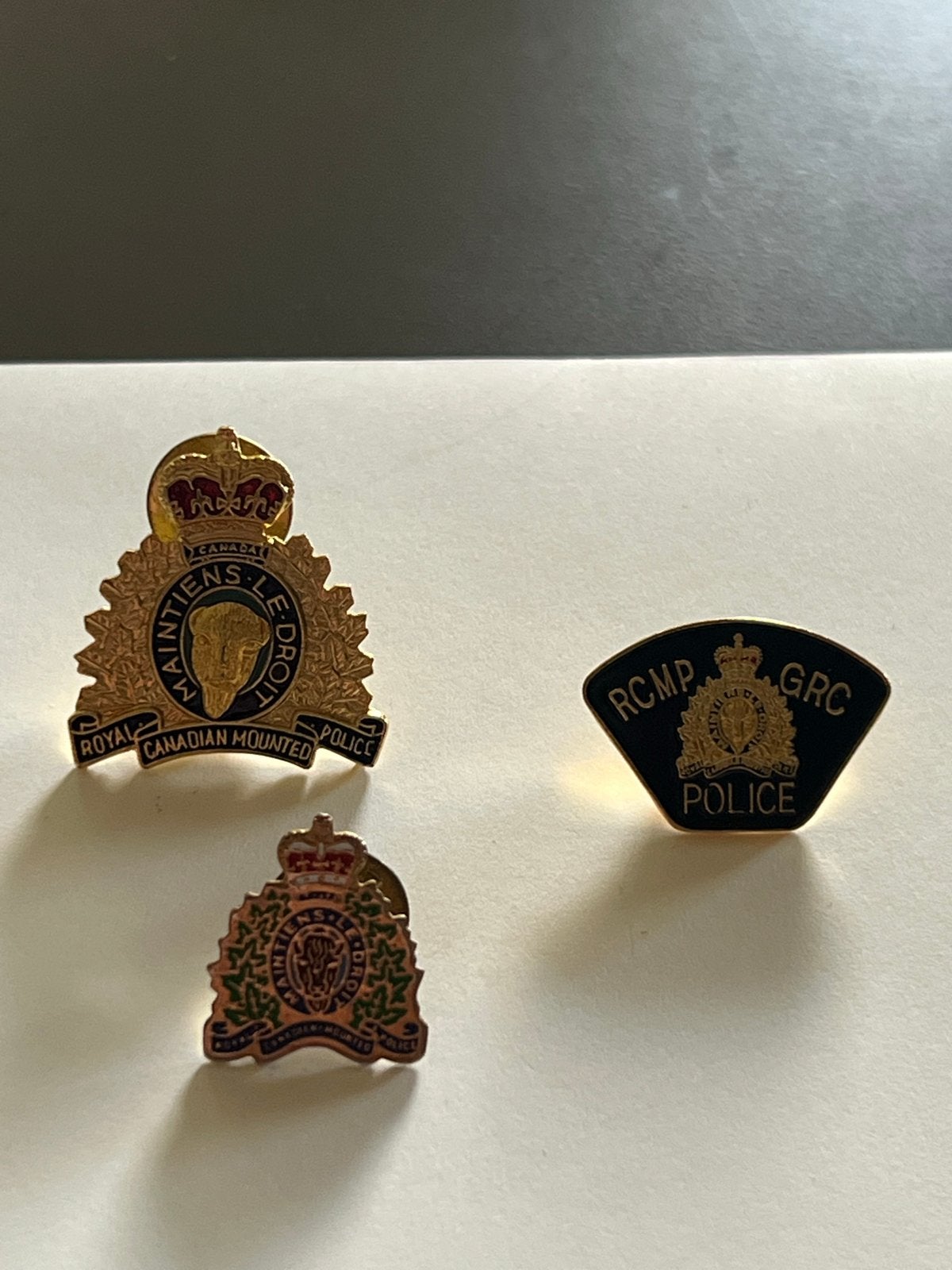 Set van 3 Canadese politie spelden (RCMP), Ophalen of Verzenden, Nieuw, Stad of Land, Speldje of Pin