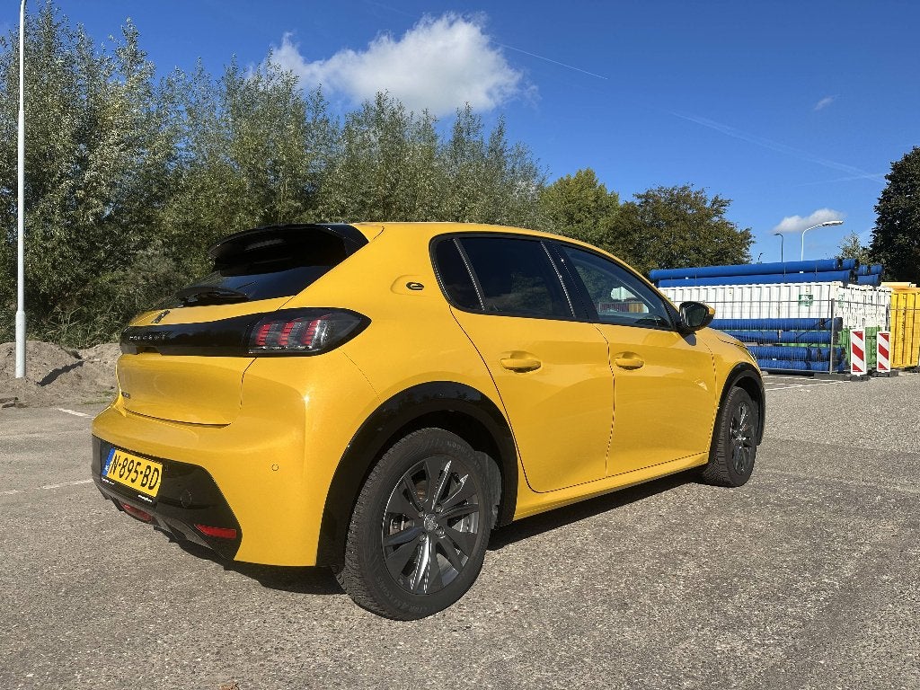 Foto 8 van Peugeot 208 EV Allure 50kWh 136pk 2021 Geel