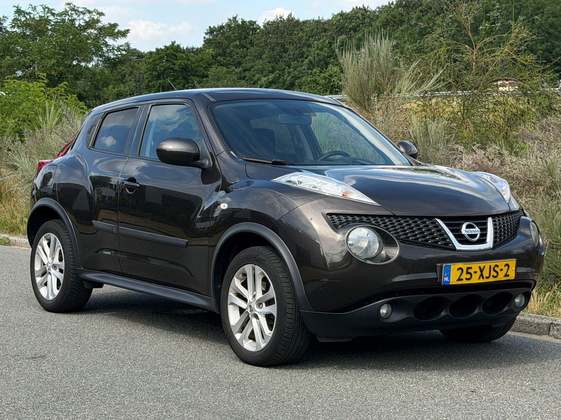 Nissan Juke 1.6 Acenta NWE APK / AIRCO / NAVI / CAMERA / PDC, Auto's, 4 cilinders, Bruin, Origineel Nederlands, Automatische klimaatregeling