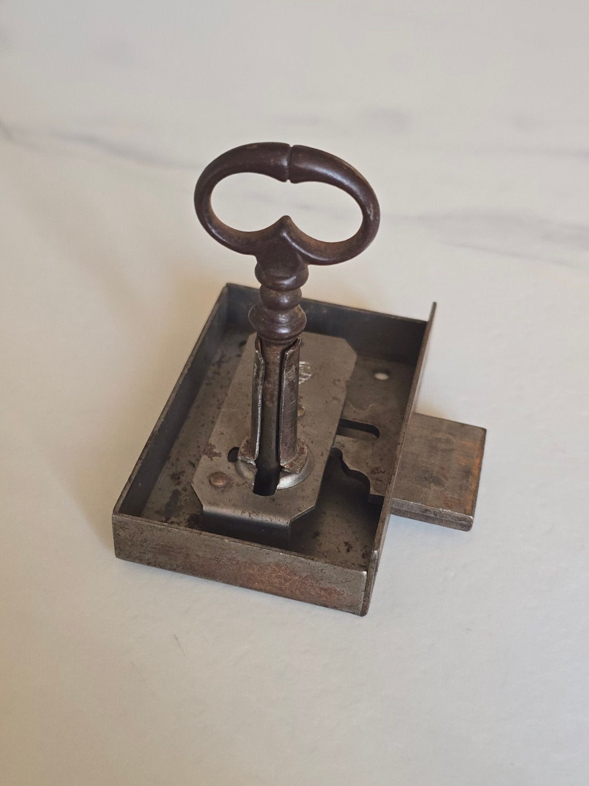 antieke MRL opdekslot met originele antieke sleutel €15, Ophalen of Verzenden