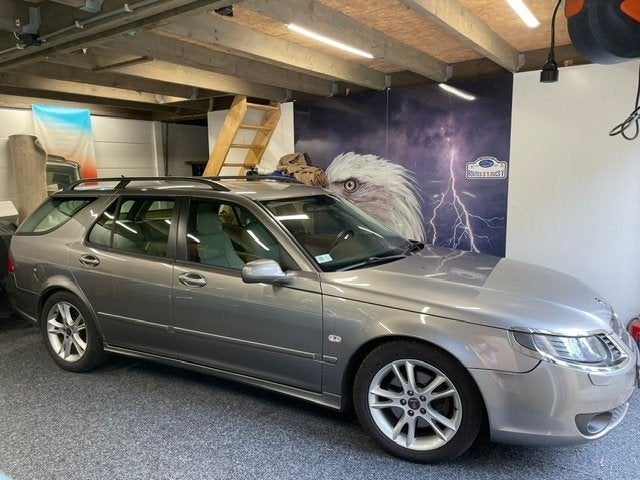 Saab 9-5 2.3 Turbo Aero Sport Estate AUT 2005 Grijs, Auto's, Dealer onderhouden, 1800 kg, Beige, 4 cilinders