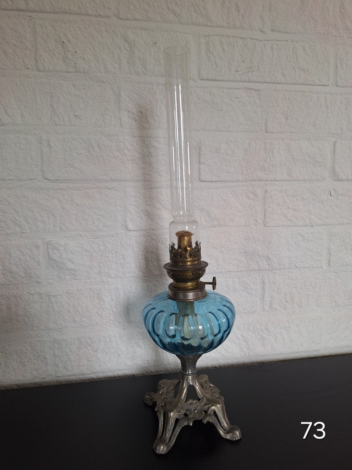 Antieke olielamp met blauw glazen reservoir, 48 cm hoog, Antiek en Kunst, Ophalen