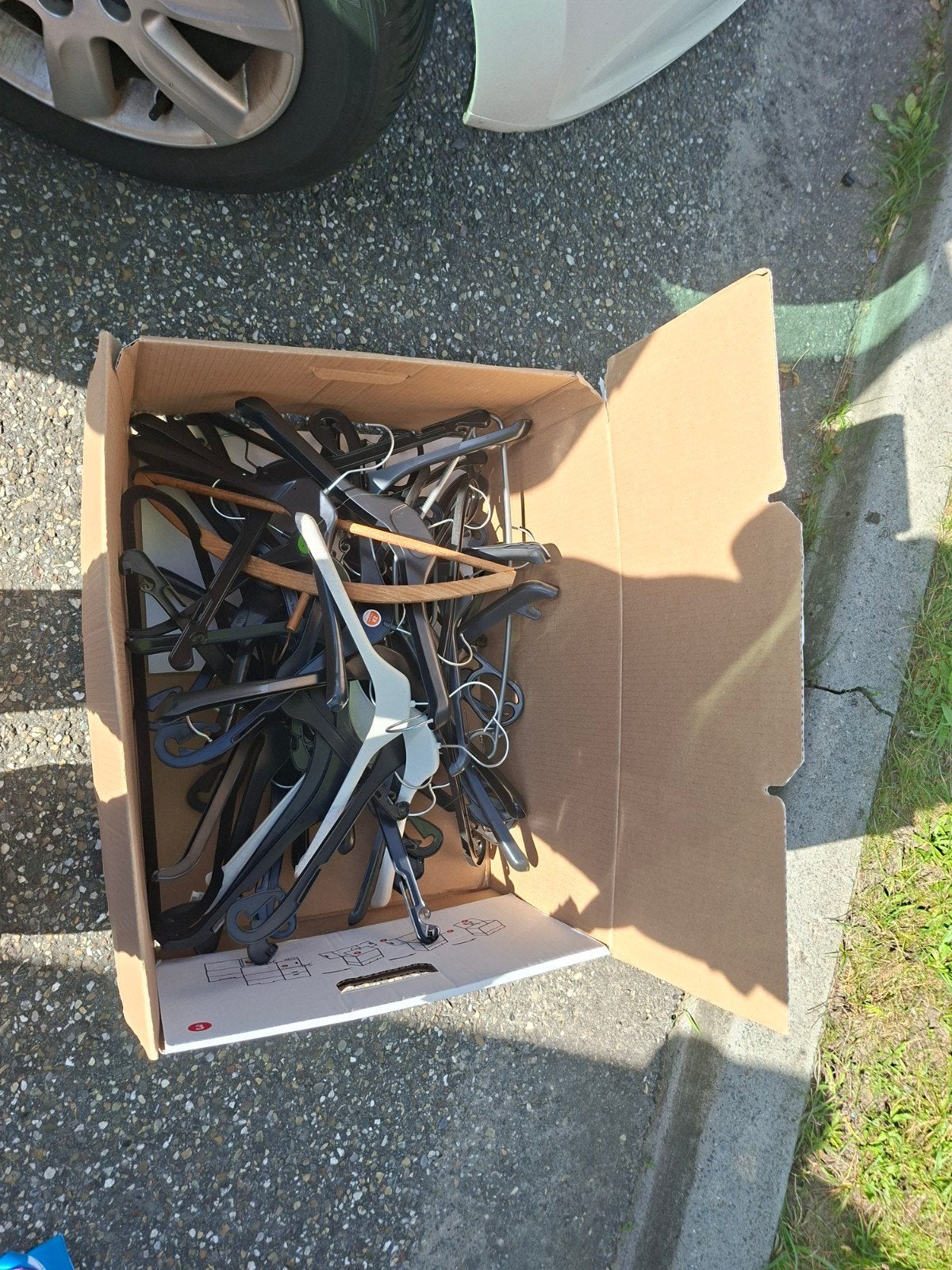 Grote partij kledinghangers (diverse materialen) gratis, Ophalen, Gebruikt, Overige materialen, Volwassenen