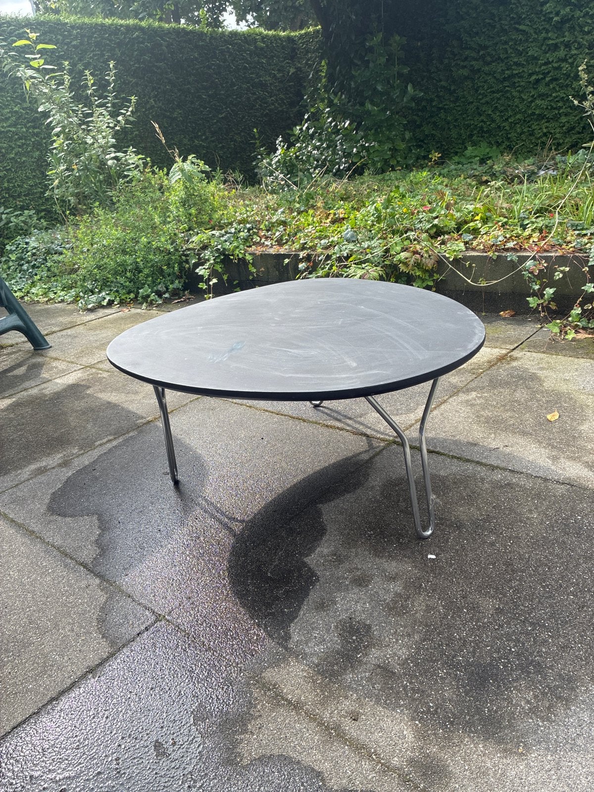 Salontafel eivormig zwart met metalen pootjes, Huis en Inrichting, Gebruikt, 50 tot 100 cm, 50 tot 100 cm, Modern