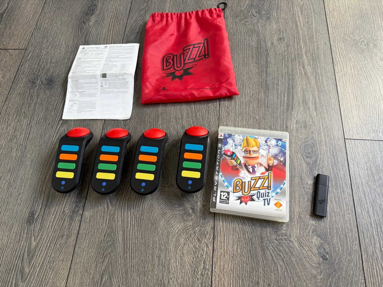 Buzz! Quiz TV PS3 met 4 controllers en USB-ontvanger, Spelcomputers en Games, Games | Sony PlayStation 3, Puzzel en Educatief