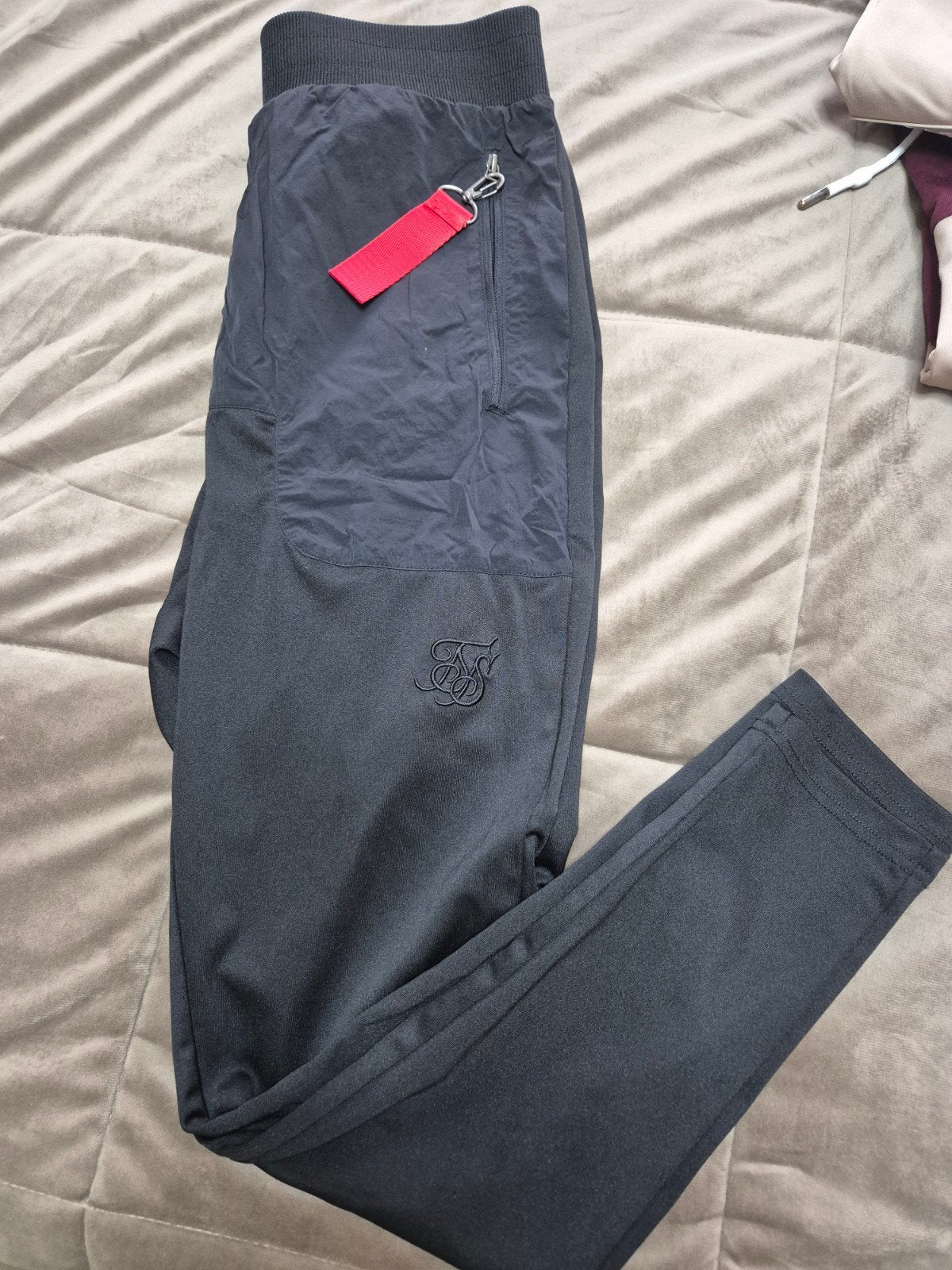 SikSilk Joggingbroek Maat S - Zwart met Rood Detail, SikSilk, Zwart, Nieuw, Ophalen of Verzenden