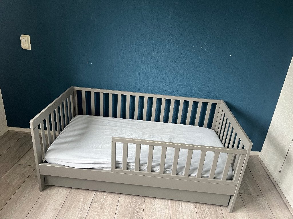 Peuterbed «PLUME» 140X70 GRIJS, Kinderen en Baby's, Kinderkamer | Bedden, Gebruikt, 70 tot 85 cm, 140 tot 160 cm, Ophalen