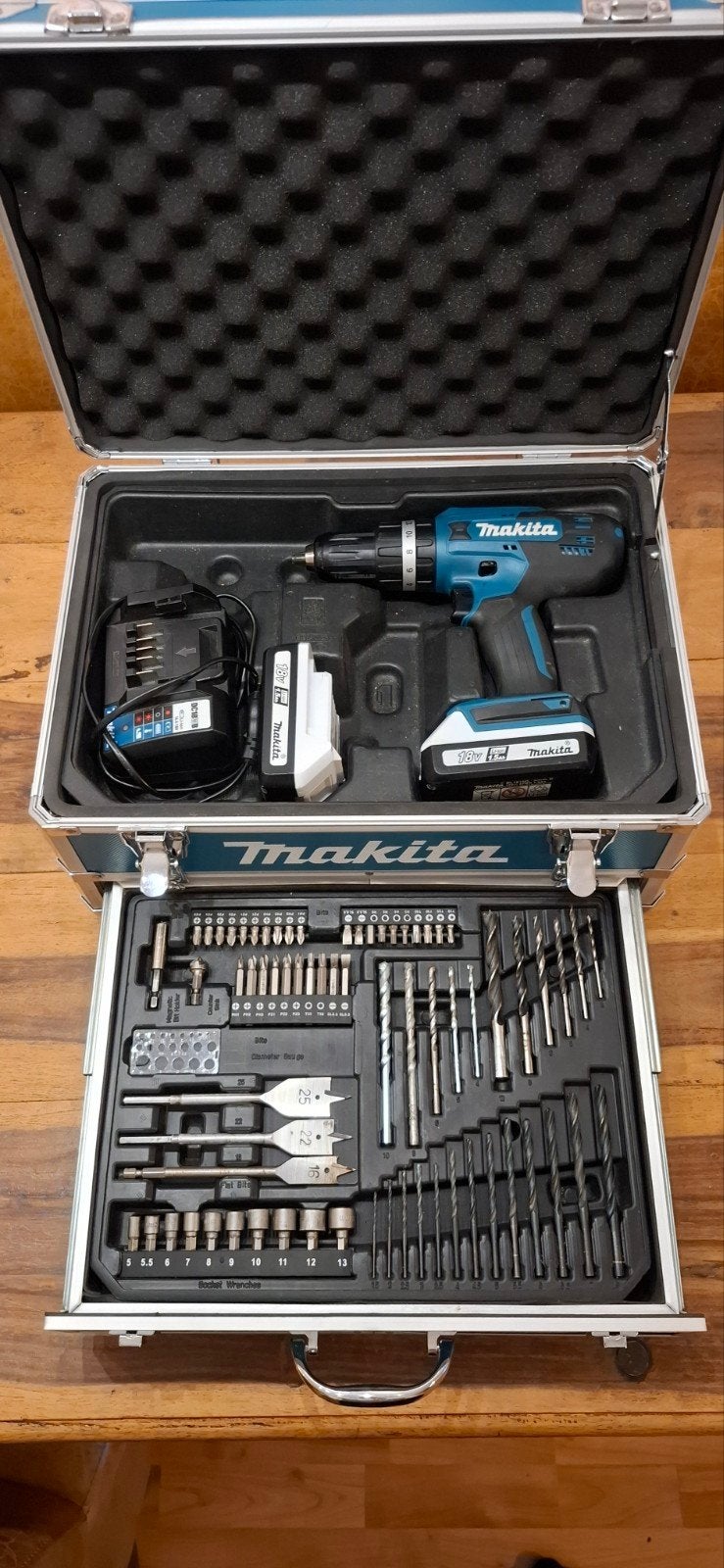 Makita DF488DWAE Boor-/Schroefmachine met complete set, Ophalen of Verzenden, Zo goed als nieuw, Boor- en Schroefmachine
