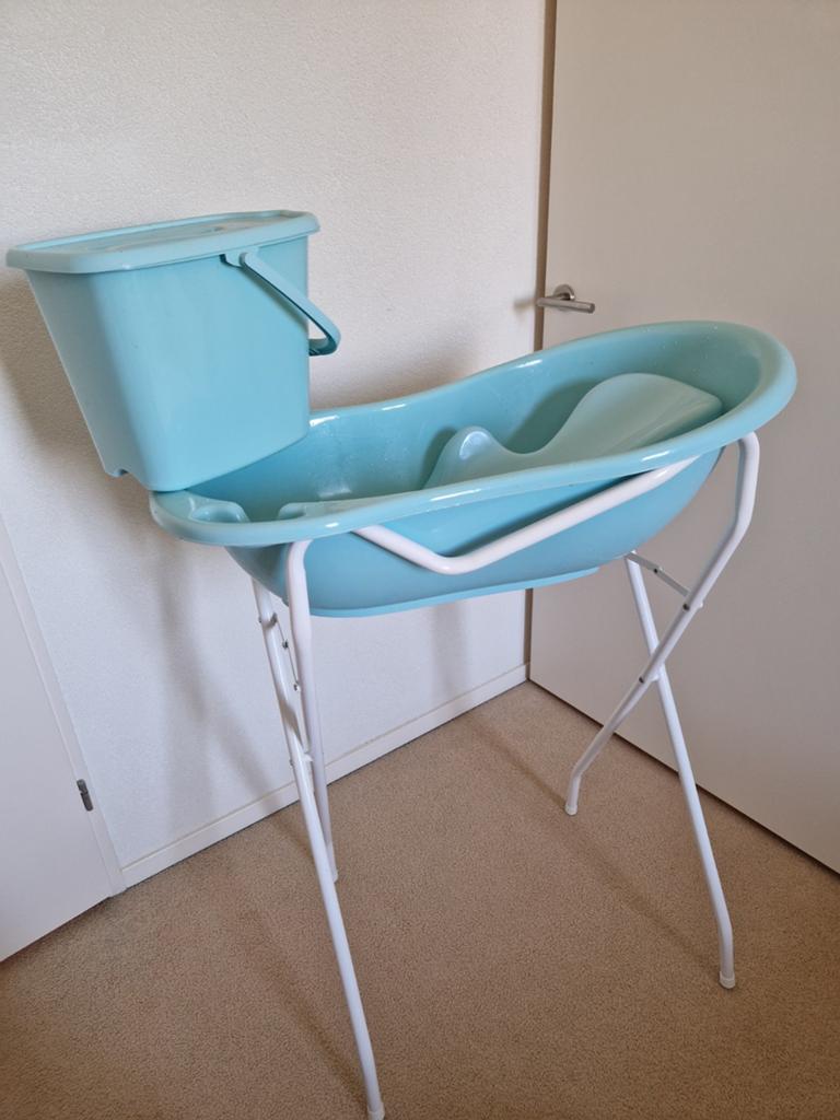 Bébé-jou babybadje met standaard en luieremmer, Ophalen, Gebruikt, Badje, Bébé-jou