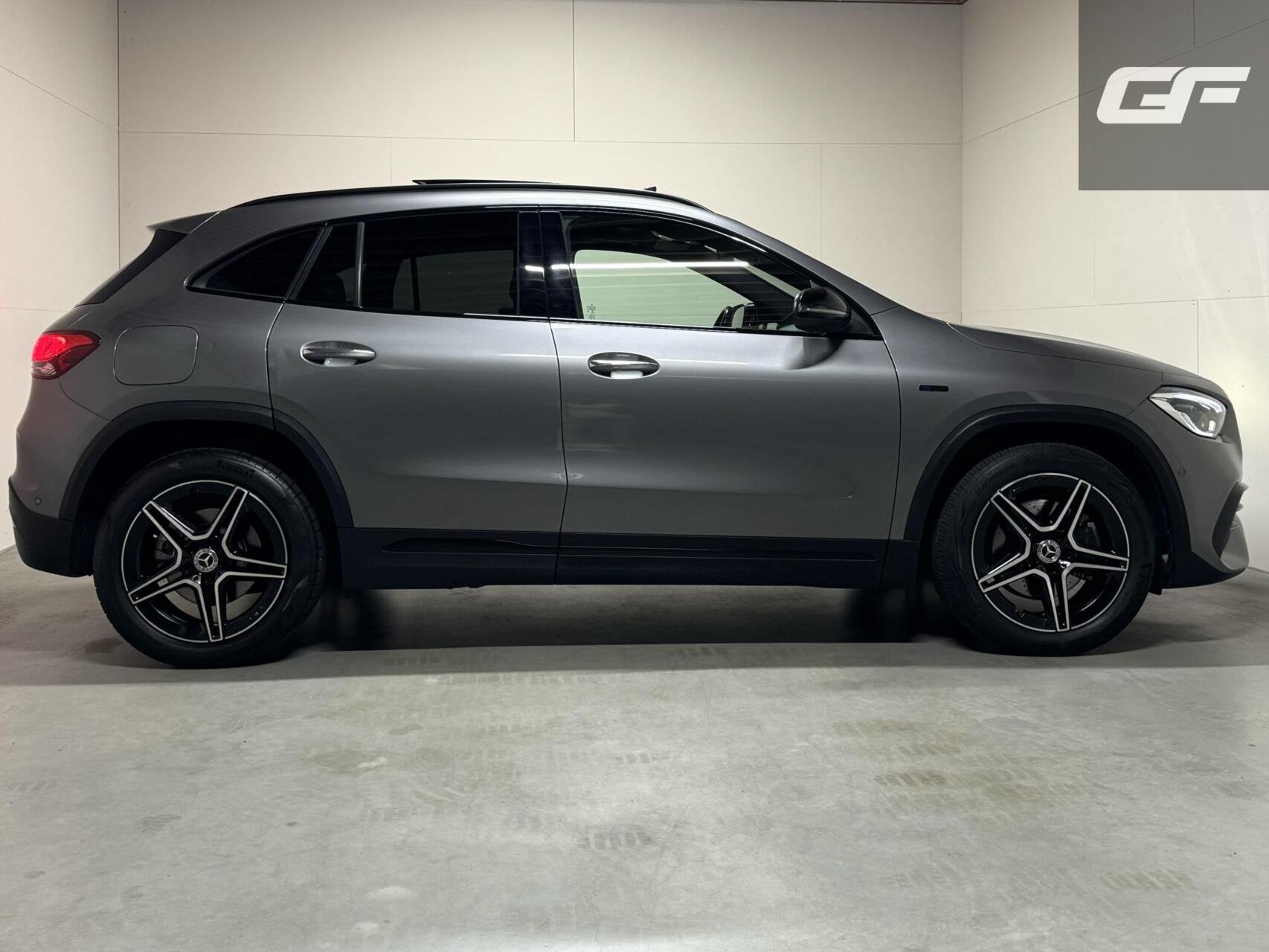Mercedes GLA-klasse 250 e AMG Line Pano Memory Sfeer Camera, Auto's, Dealer onderhouden, Gebruikt, Zwart, Met garantie (alle)
