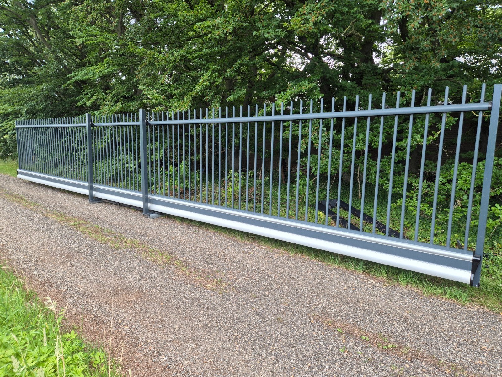 vrijdr. elek. schuifpoort 10 mtr doorgang,2 mtr hoog antraci, Ophalen, Gebruikt, IJzer, Tuinhek