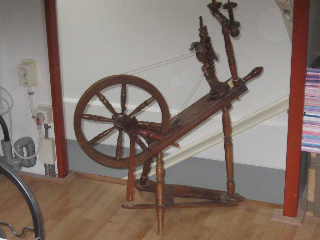 antiek spinnen wiel, Ophalen, Gebruikt, Spinnewiel