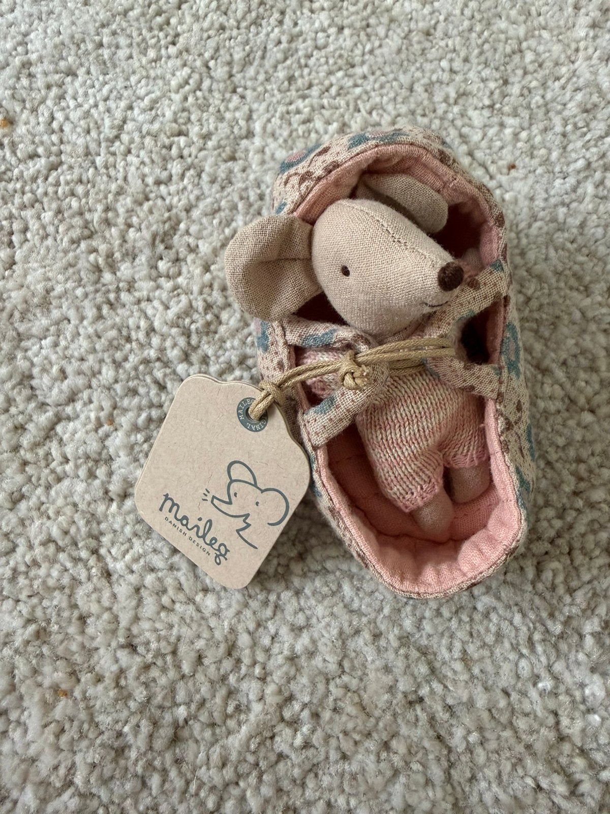 Maileg Baby muis in reiswieg, Baby Mouse in Carrycot, Rose, Ophalen of Verzenden, Zo goed als nieuw, Meisje, Schoentjes