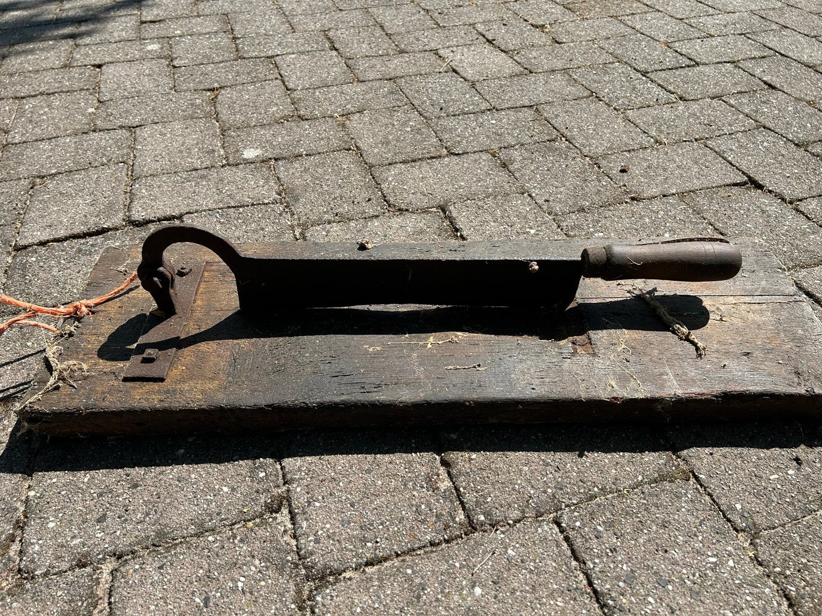 Antieke Bietensnijder op plank 79x25 cm, Ophalen
