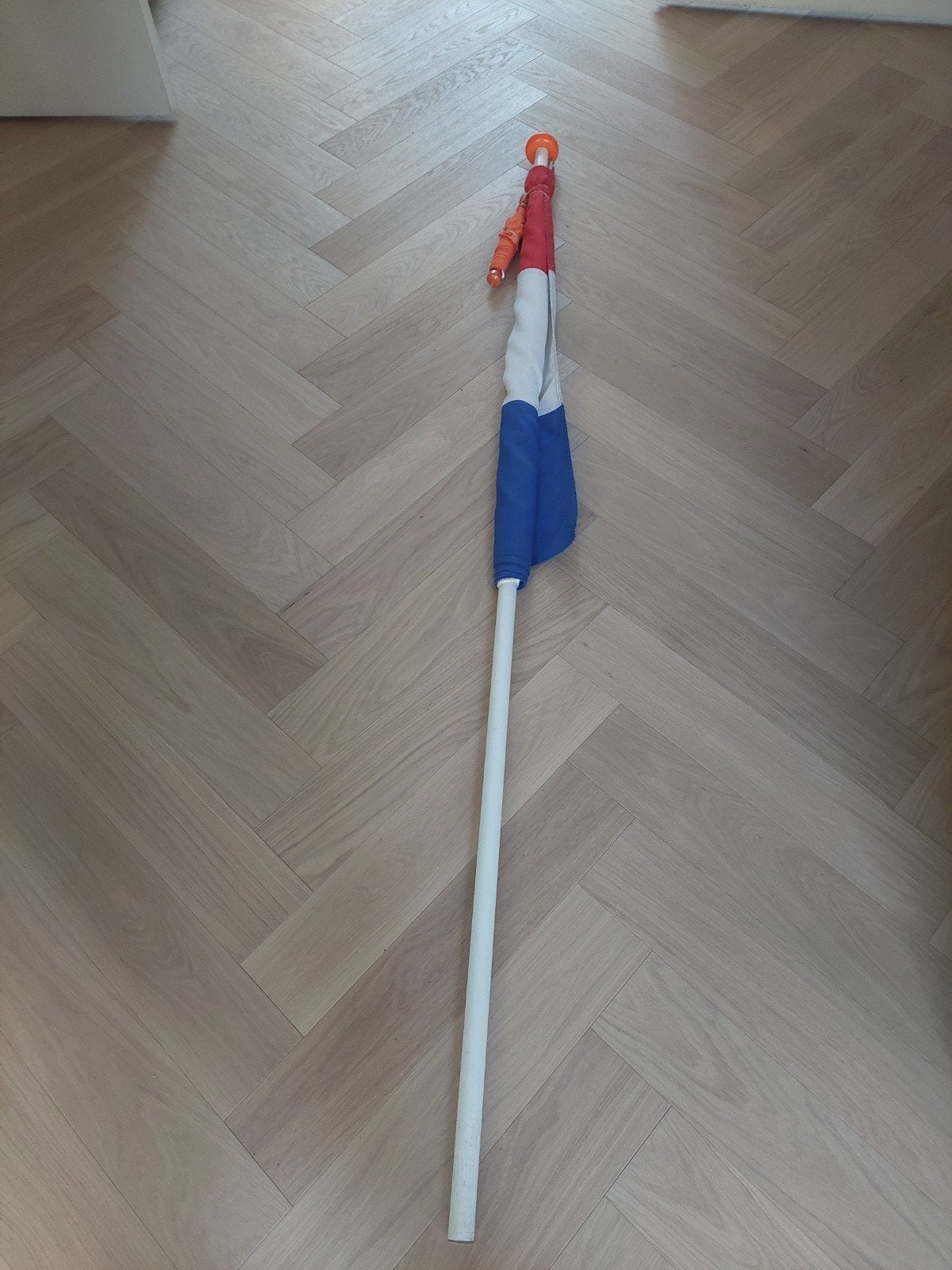Vlaggenstok met vlag en wimpel  2 meter hoog incl muurhouder, Diversen, Vlaggen en Wimpels, Ophalen