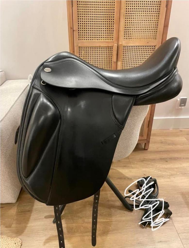 18 inch Thorowgood dressuurzadel High Wither, Dieren en Toebehoren, Paarden en Pony's | Zadels, Ophalen of Verzenden, Zo goed als nieuw
