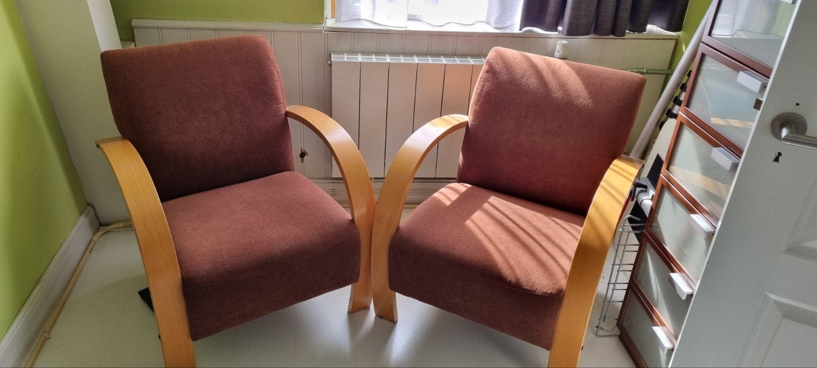 Twee comfortabele fauteuils met houten armleuningen, Huis en Inrichting, Ophalen, Gebruikt, Twee, Bruin