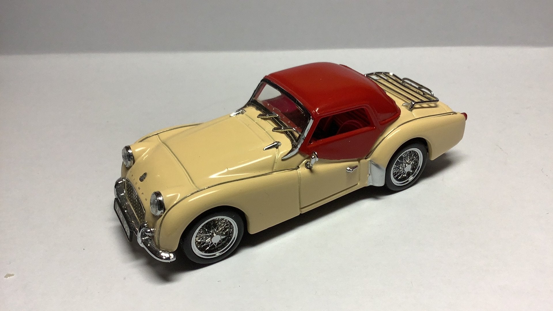Universal Hobbies Triumph TR3A  Spider Harddtop 1955, Hobby en Vrije tijd, Ophalen of Verzenden, Zo goed als nieuw, Auto, Universal Hobbies