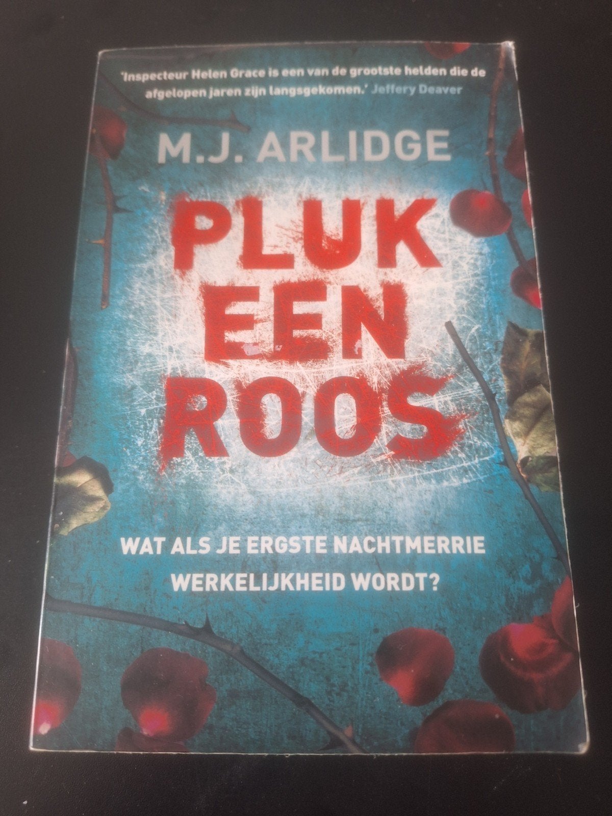 M.J. Arlidge - Pluk een Roos (Thriller), Boeken, Ophalen of Verzenden, Gelezen, M.J. Arlidge, Europa overig
