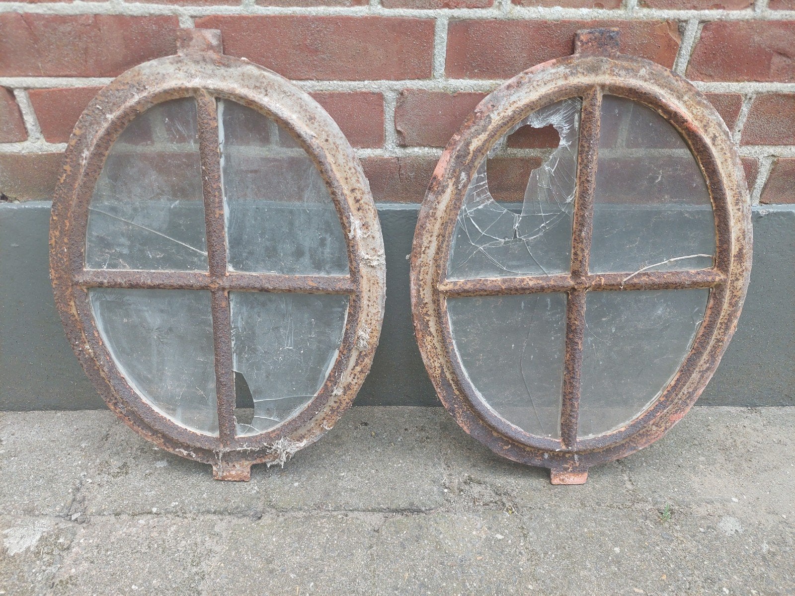 Twee zeer mooie " osse ogen" gietijzeren stalramen., Ophalen of Verzenden, Gebruikt, Minder dan 80 cm, Minder dan 80 cm