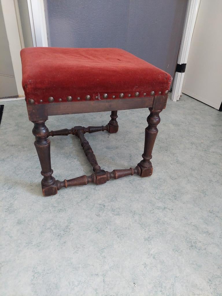 Antieke kruk met rood fluweel en gedraaide poten, Ophalen of Verzenden