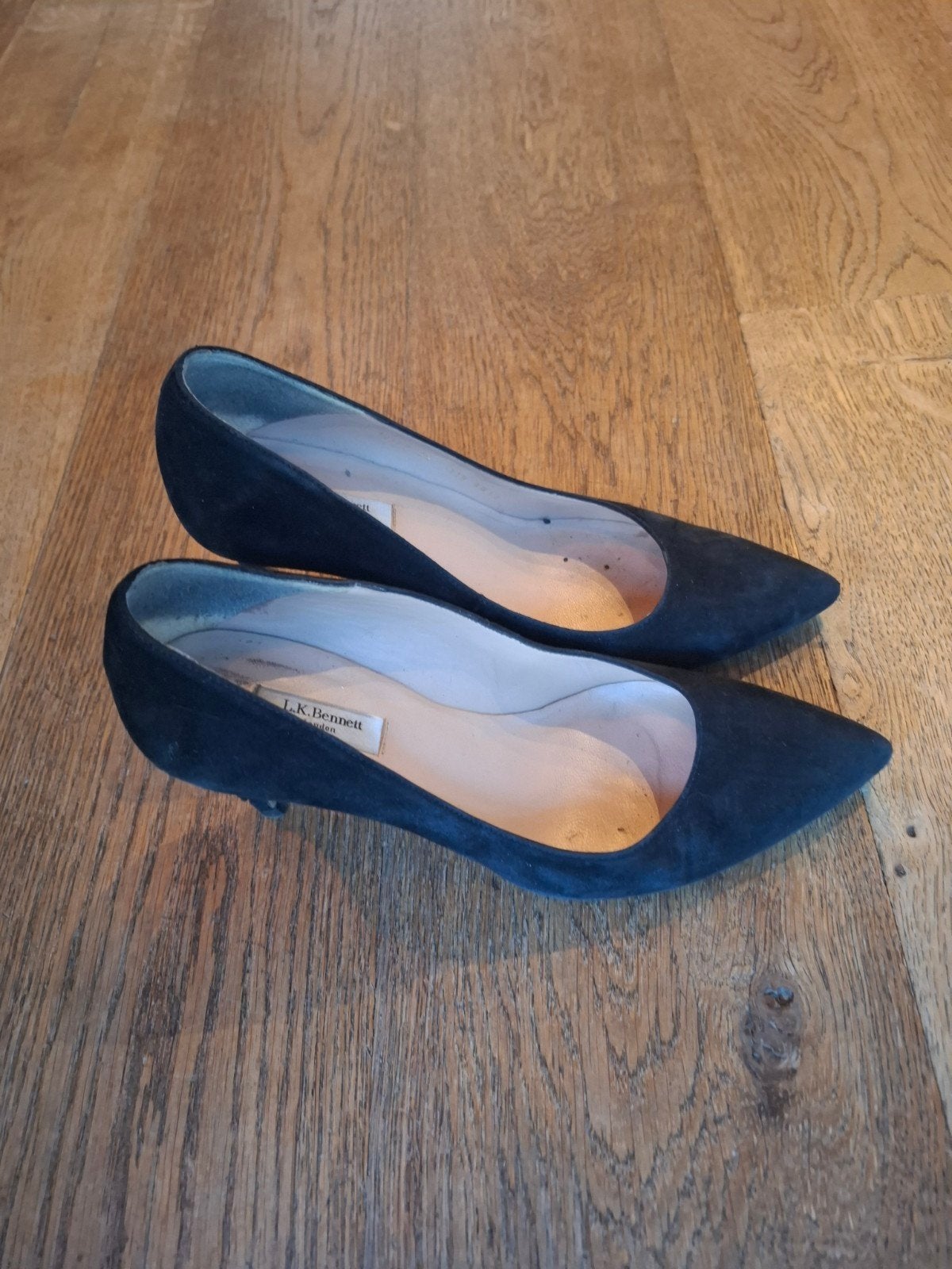 L.K. Bennett Zwarte Suède Pumps - Maat 38, Pumps, Zwart, L.K. Bennett, Ophalen of Verzenden