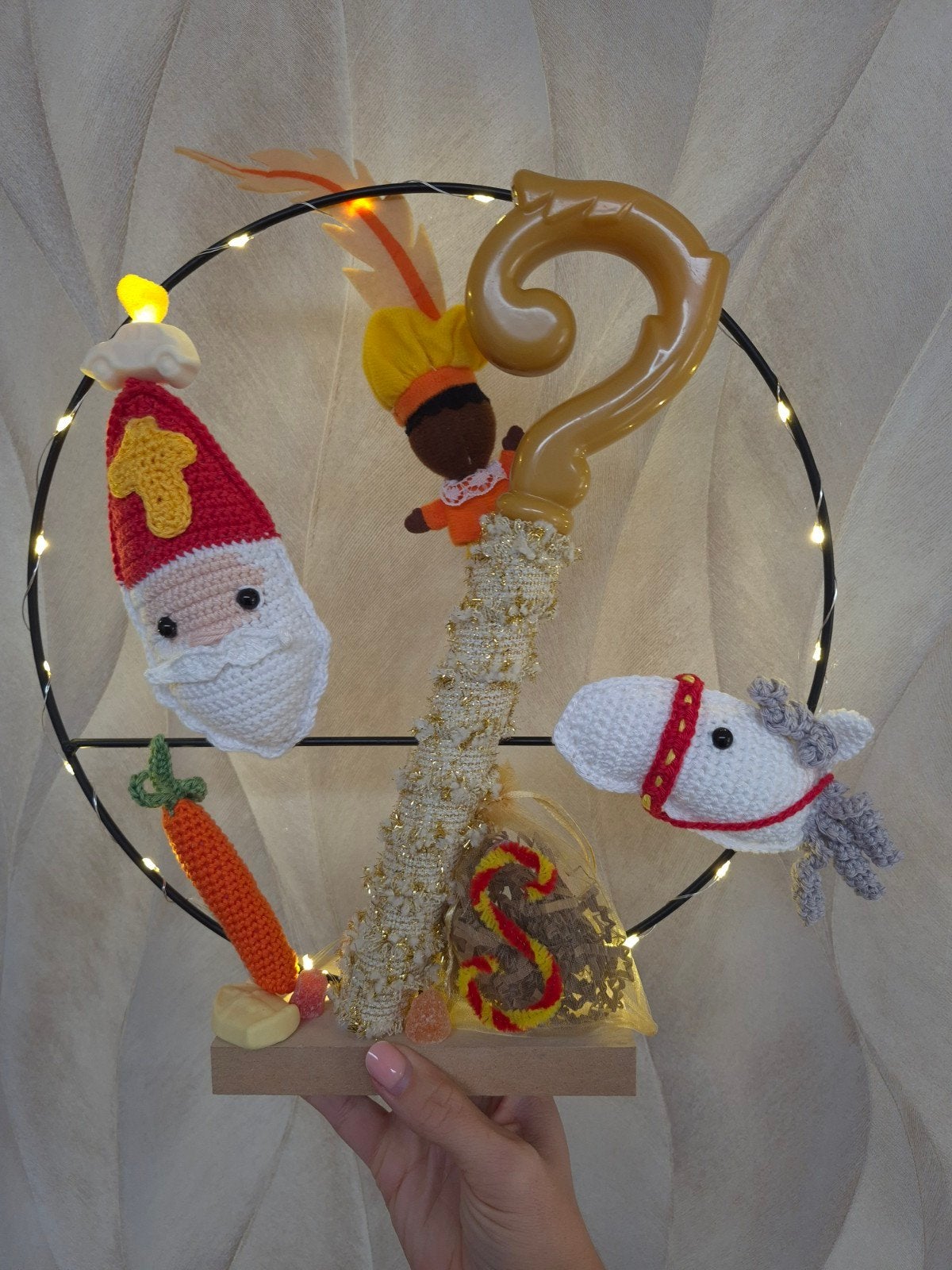 sinterklaas decoratie met gehaakte sint ozosnel en wortel, Diversen, Ophalen of Verzenden