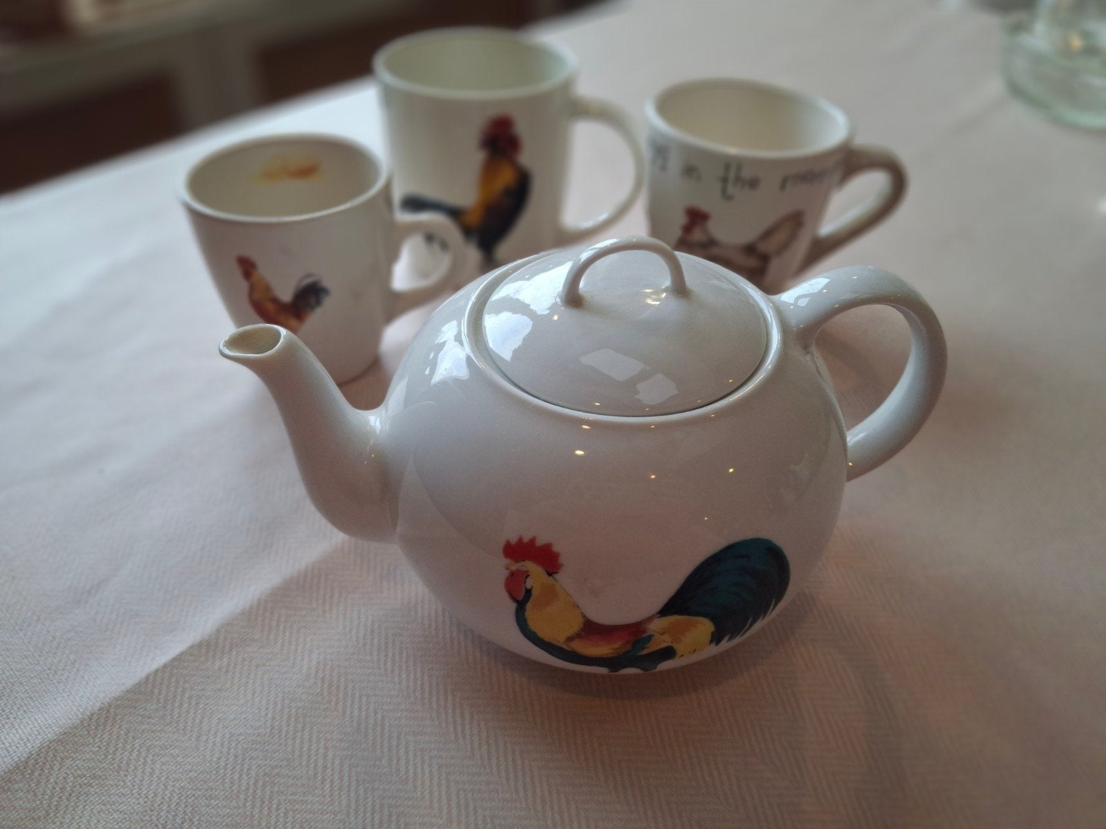 Theepot en mokken met haan design, Huis en Inrichting, Keuken | Servies, Landelijk/Boerenbont, Ophalen of Verzenden, Zo goed als nieuw