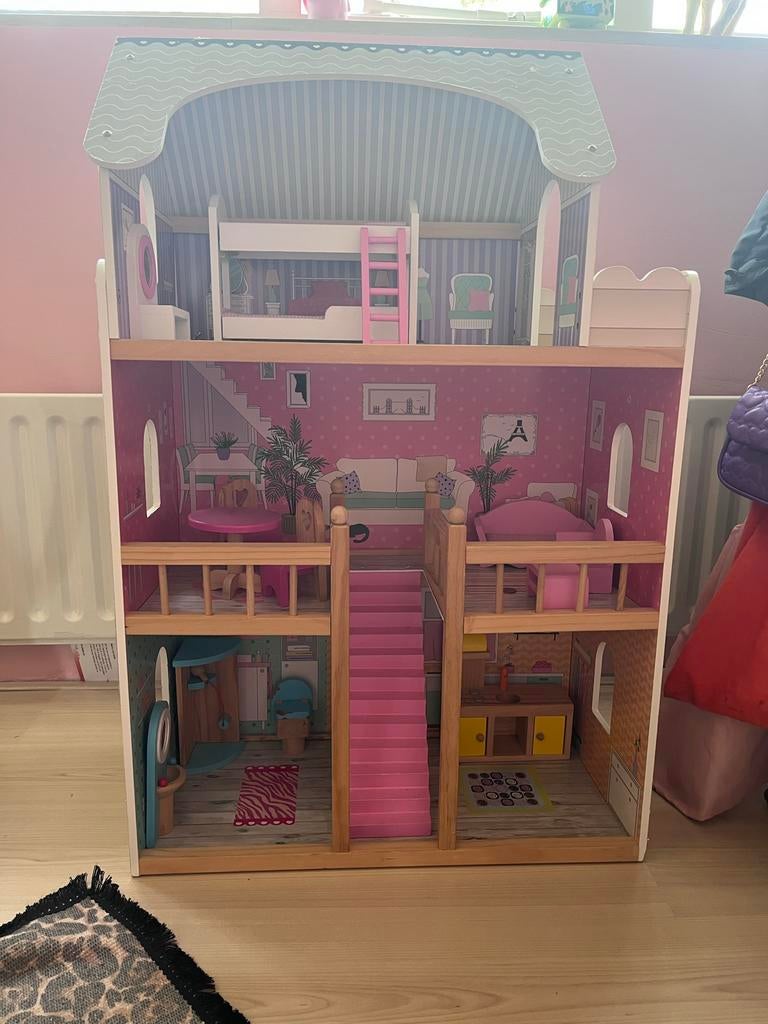 Groot en compleet poppenhuis met meubels, Ophalen, Gebruikt, Poppenhuis
